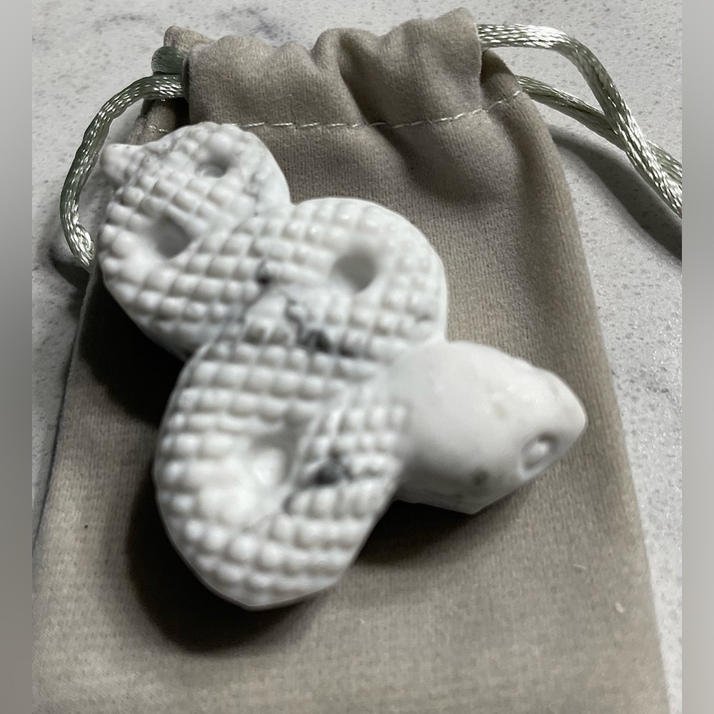Howlite Snake w/pouch - Picture 4 of 5